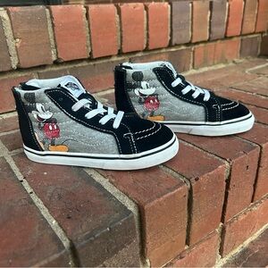 VANS DISNEY MICKEY MOUSE Hi Top Kids size 10 Sneakers 
Nice and Clean